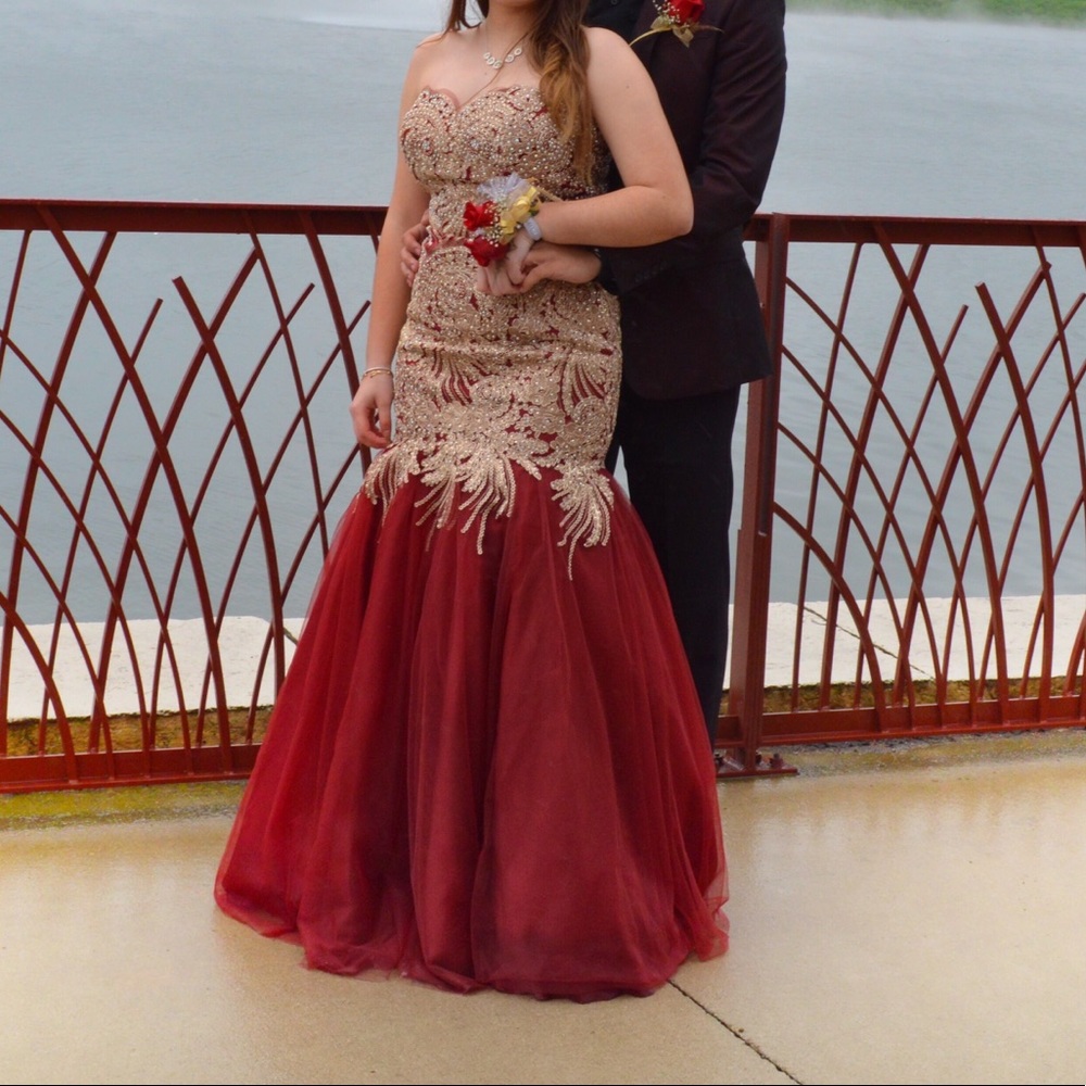 Elegant dress - Picture 1 of 2